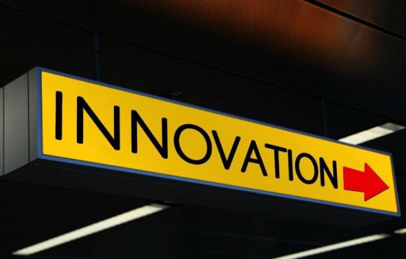 Semn galben cu textul „INNOVATION”