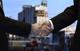 Strângere de mână într-un parteneriat de afaceri.