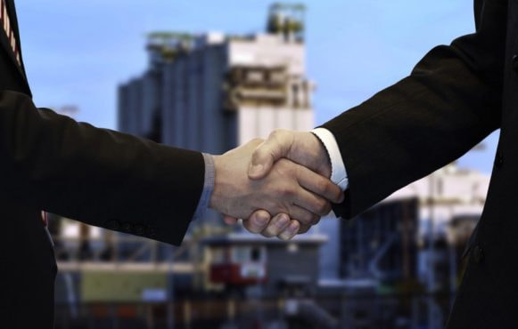 Strângere de mână într-un parteneriat de afaceri.
