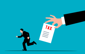 O persoană care fuge și o mână care ține un bilet cu text Taxe
