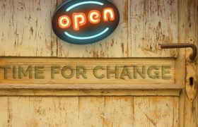 O ușa și text Deschis, Timp pentru schimbare