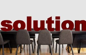 O masă cu câteva scaune în jurule ei și text "Soluție"