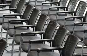 Scaune negre poziționate pentru o conferință de afaceri