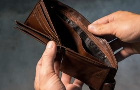 Portofel maro din piele deschis, fără bani