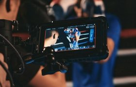 Cameraman care filmează un boxer