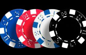 Fise de poker colorate așezate pe un fundal negru