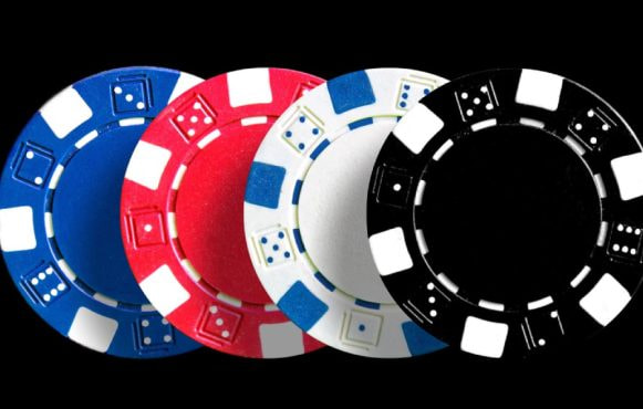 Fise de poker colorate așezate pe un fundal negru