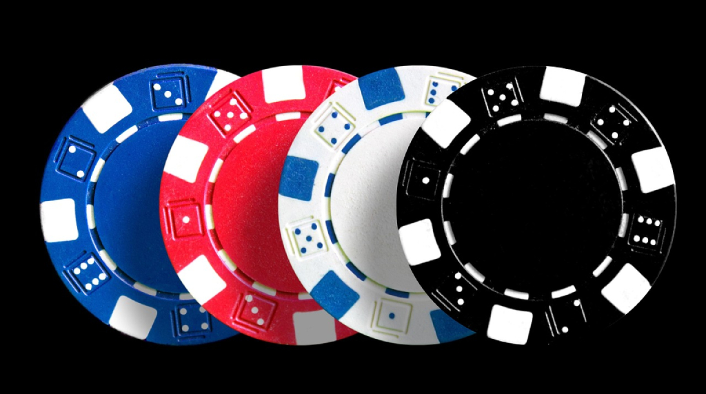 Fise de poker colorate așezate pe un fundal negru