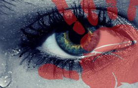 Ochi în lacrimi cu o urmă roșie de palmă