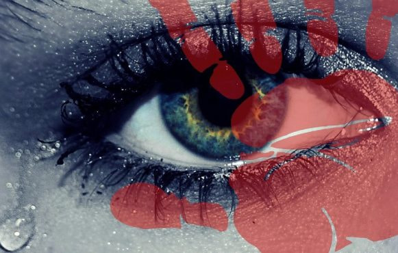 Ochi în lacrimi cu o urmă roșie de palmă