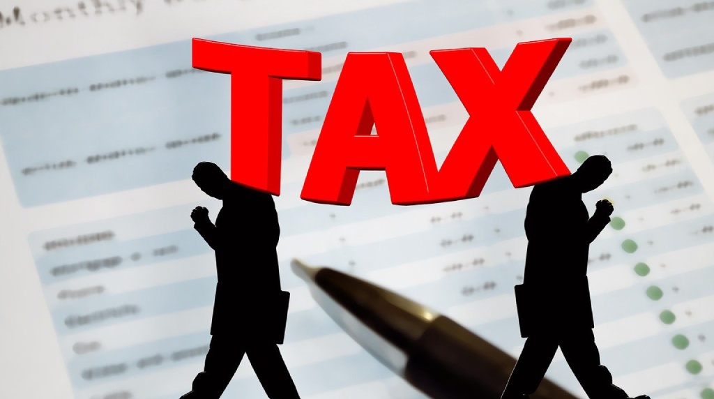 Grafică cu textul TAX în roșu și siluete de oameni