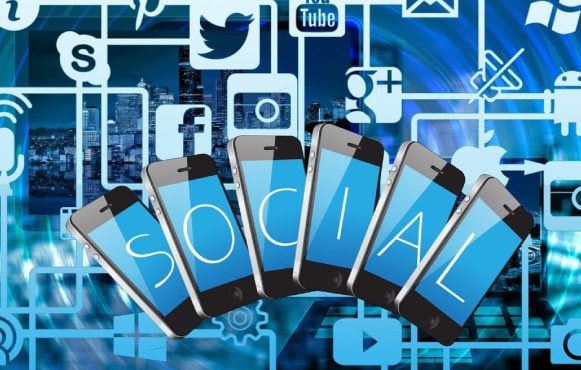 Cuvant ‚SOCIAL’ și logo-uri rețele sociale