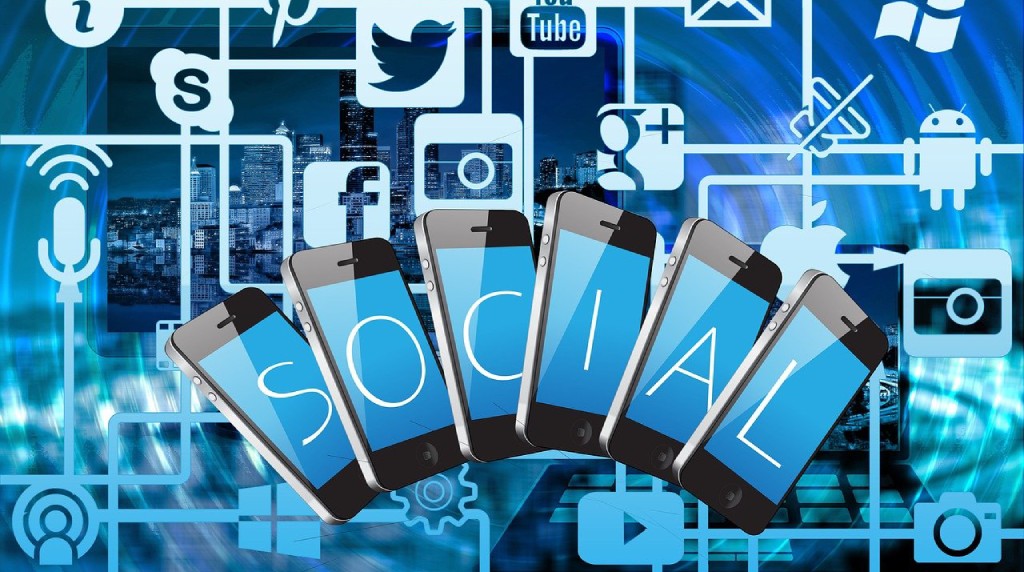 Cuvant ‚SOCIAL’ și logo-uri rețele sociale