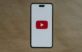Telefon cu logo-ul YouTube pe el