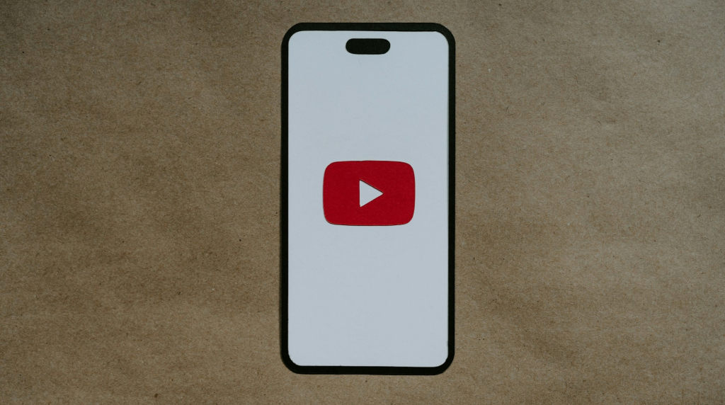 Telefon cu logo-ul YouTube pe el