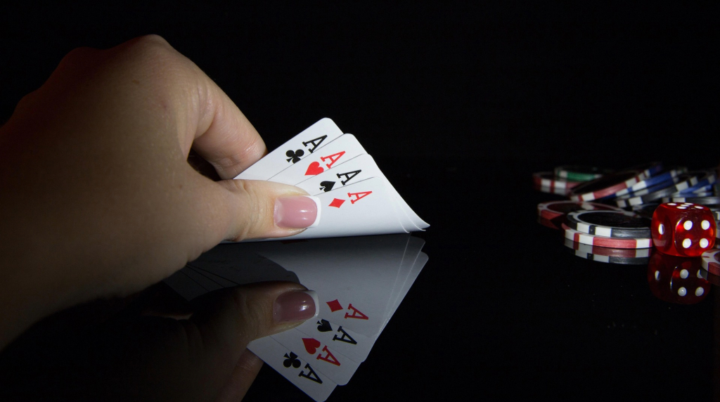 Mână de cărți de cazino și jetoane pe masă