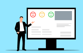 Bărbat în costum lângă un monitor care afișează trei fețe (tristă, neutră, fericită).