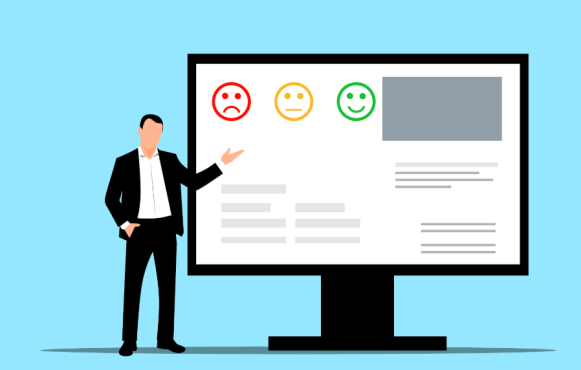 Bărbat în costum lângă un monitor care afișează trei fețe (tristă, neutră, fericită).