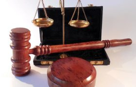 Ciocan de judecător și balanță a justiției