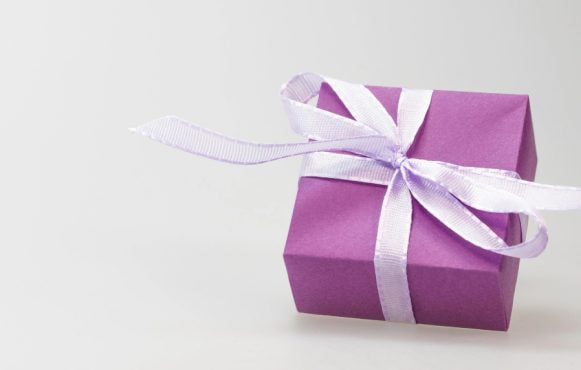 Un cadou cu fundiță albă