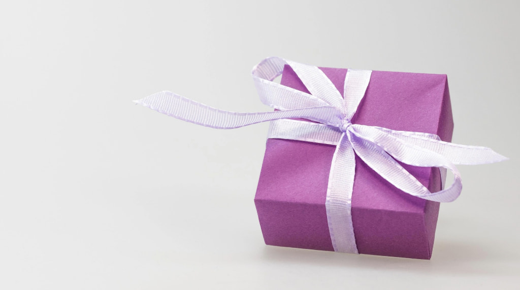 Un cadou cu fundiță albă