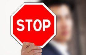 Persoană care ține semnul “STOP”