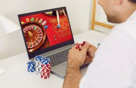 gambler-playing-online-roulette