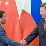 Rodrigo Duterte and Xi Jinping shake hands.