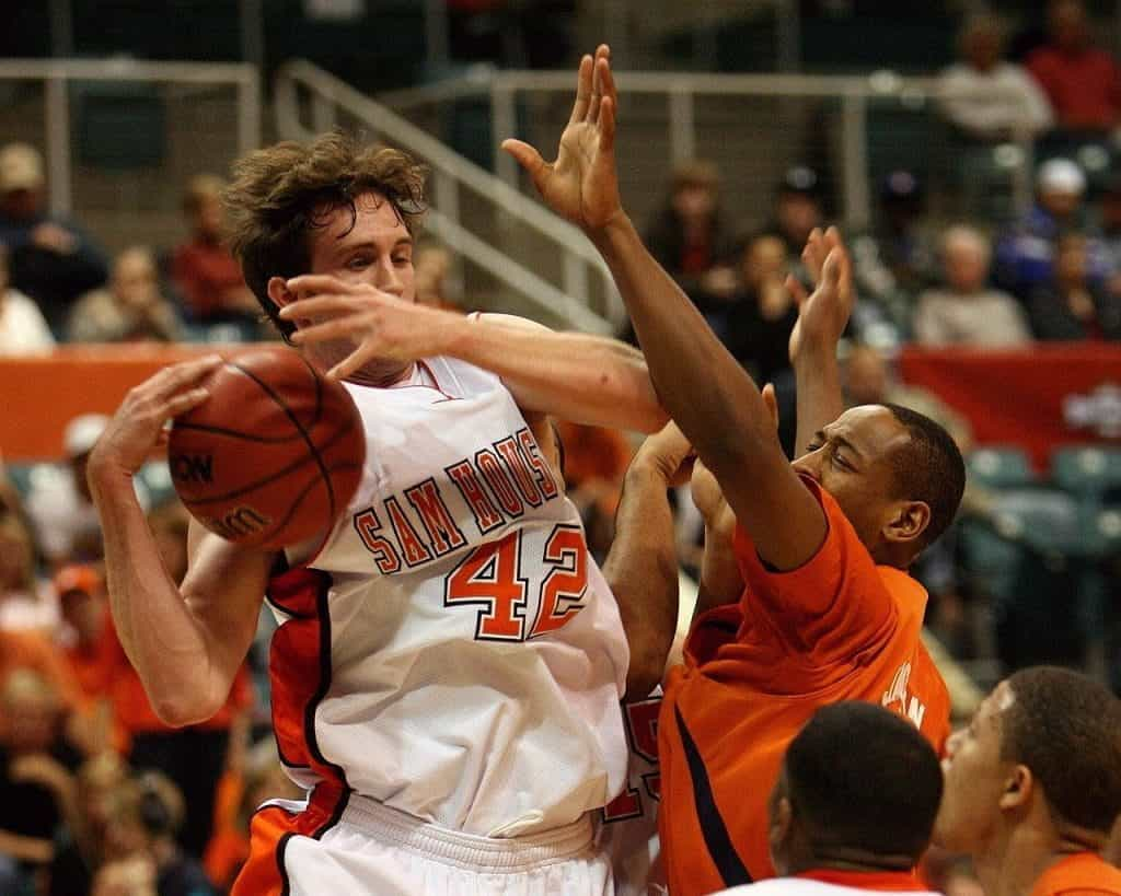 US-college basketball match.