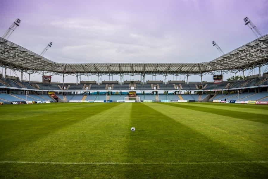 Stadion sepak bola kosong.