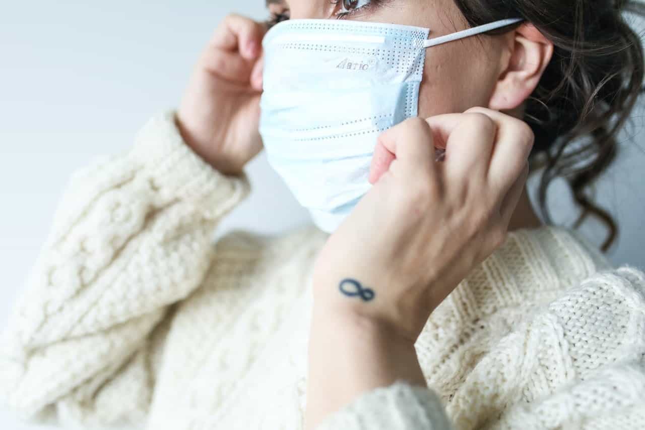 Seorang wanita muda yang memakai masker.