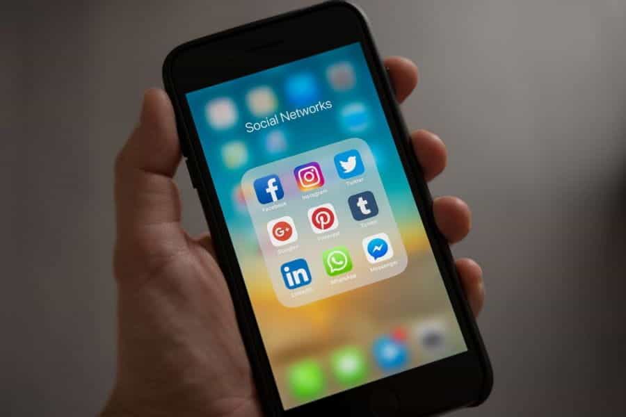 Ponsel pintar yang menampilkan aplikasi media sosial.