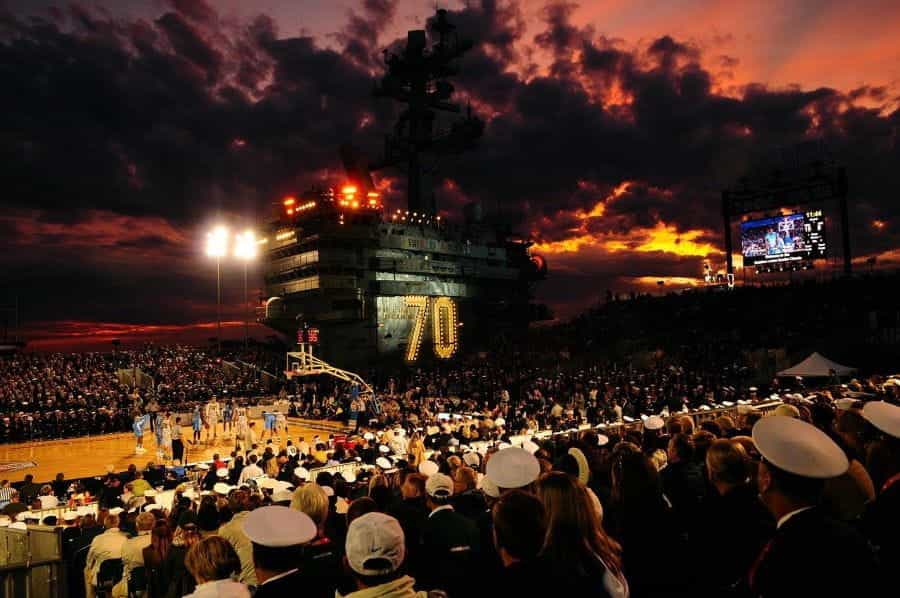 Pertandingan bola basket dimainkan di bangku-bangku yang penuh sesak di lapangan luar ruangan di Annapolis, Maryland.