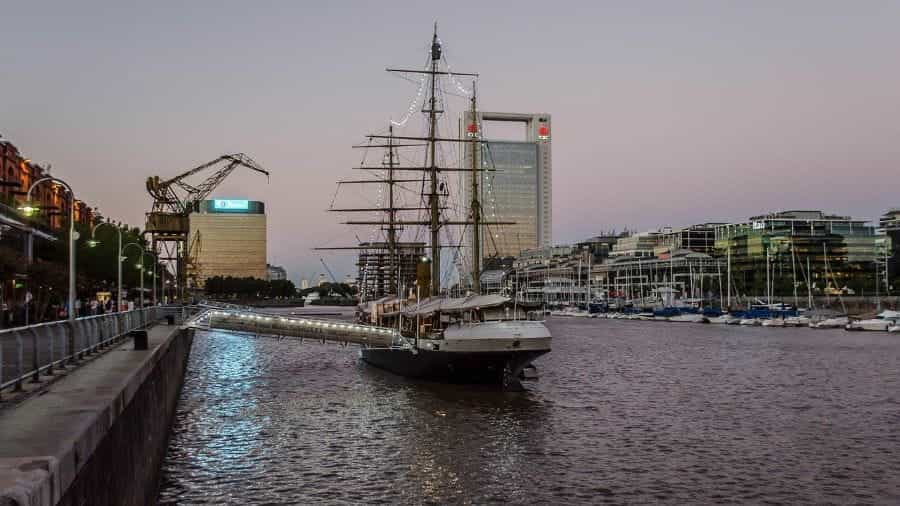 Sebuah perahu sungai di Puerto Madero, Buenos Aires, Argentina.