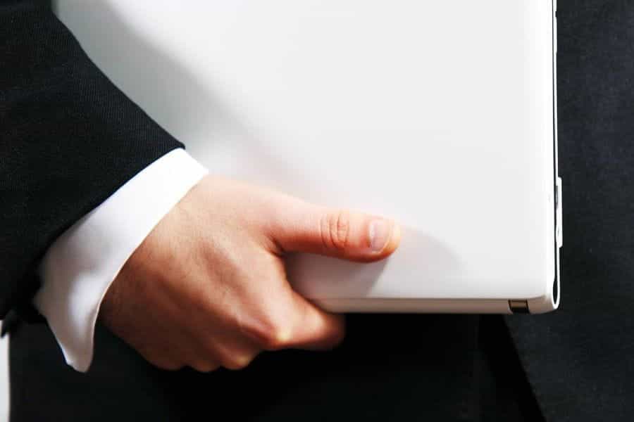 Seorang pebisnis memegang binder sebelum presentasi atau rapat.