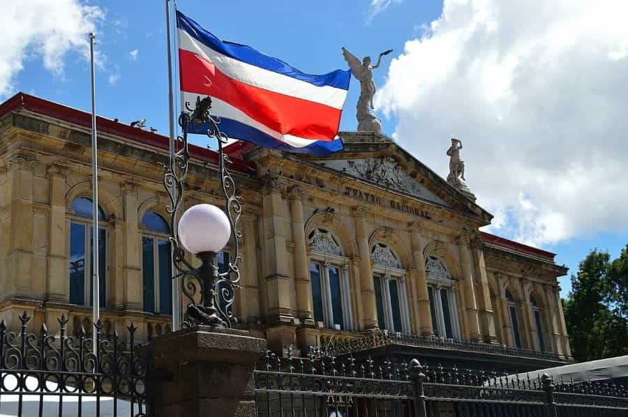 Bendera Kosta Rika berkibar di sebelah Teatro Nacional.