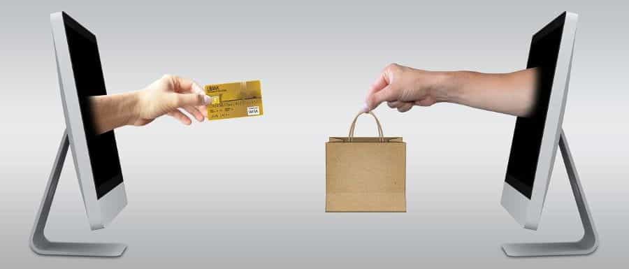 Kartu kredit digunakan untuk berbelanja online.