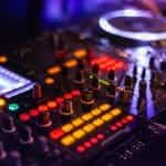 Peralatan DJ.