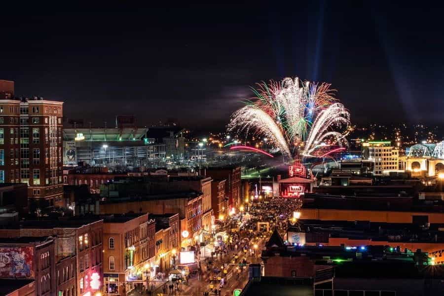 Kembang api di atas panggung luar ruangan di Music Row di Nashville, Tennessee.