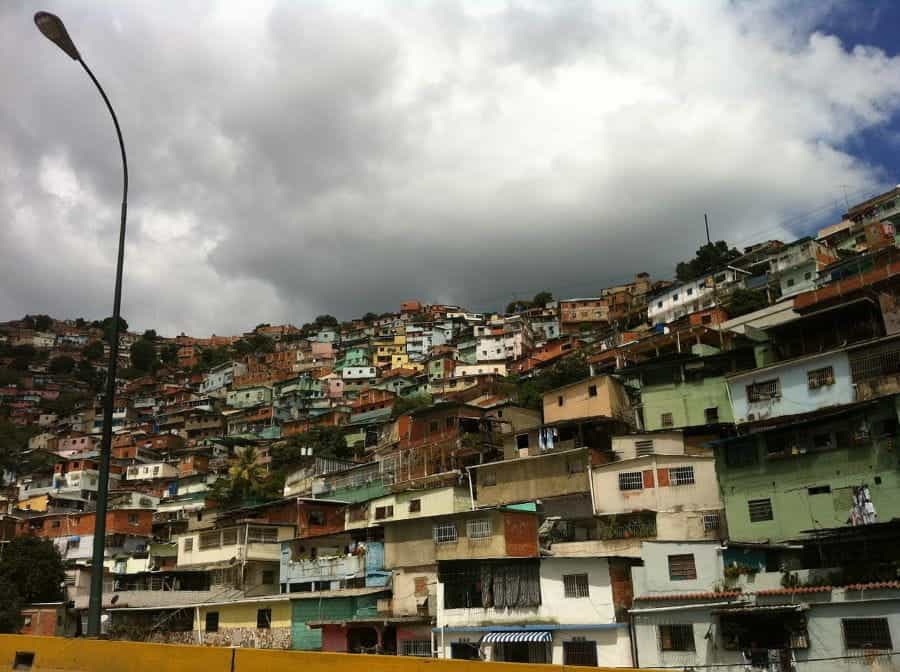 Rumah berdesakan rapat di sebuah gunung di Caracas, Venezuela.