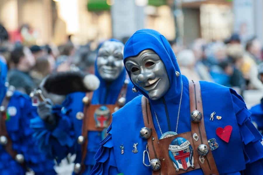 Orang-orang yang mengenakan kostum biru dan topeng perak berparade selama Mardi Gras di New Orleans, Louisiana.