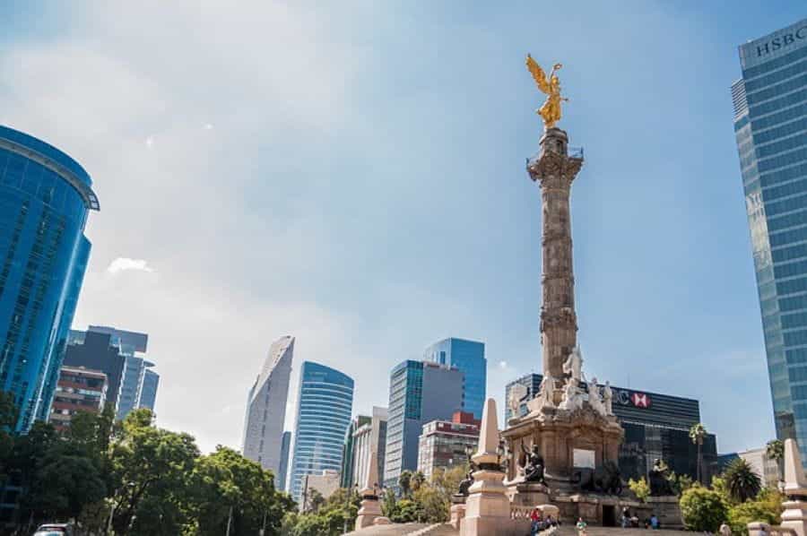 Patung emas malaikat di obelisk di alun-alun di Meksiko.