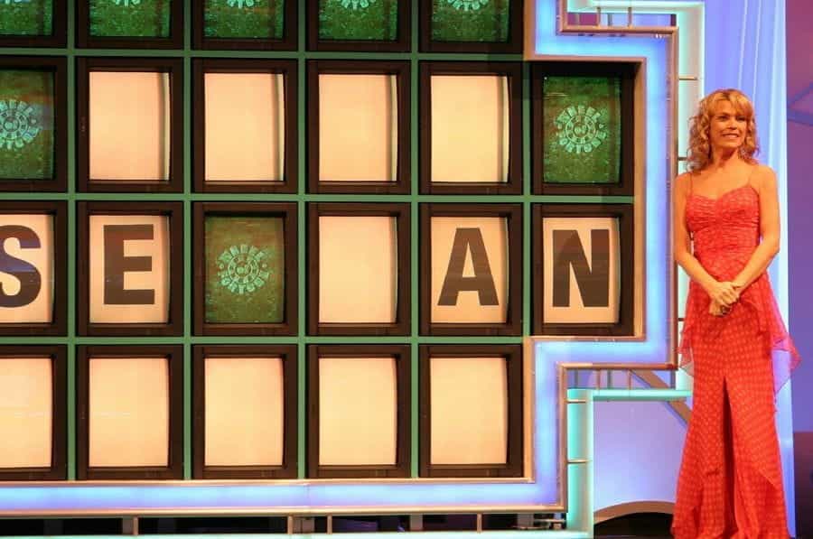Vanna White berdiri di sebelah teka-teki huruf terkenal di acara TV Wheel of Fortune.