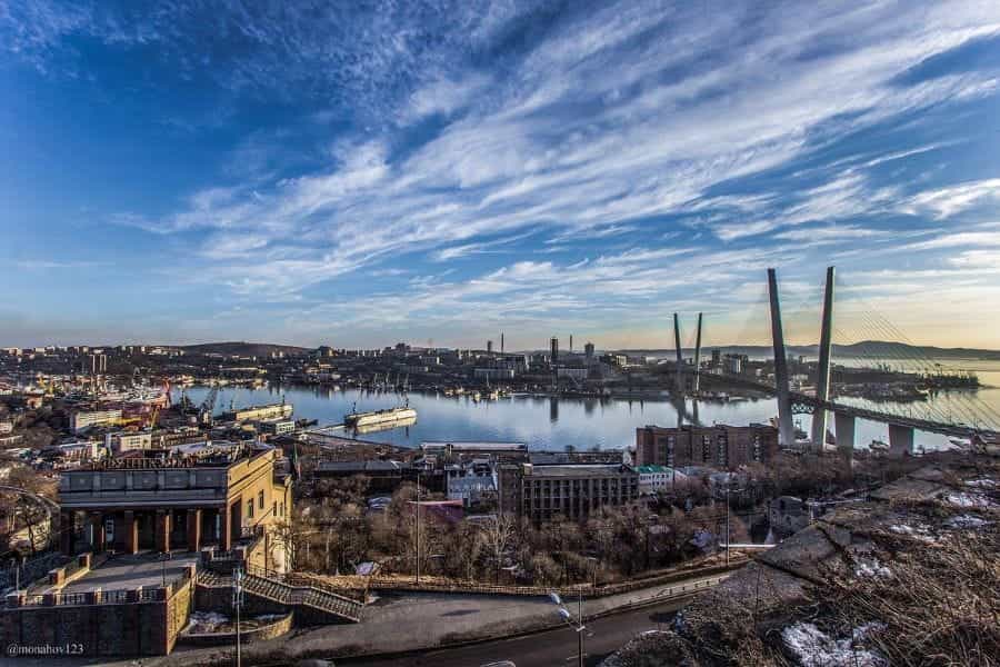 Kota pelabuhan Vladivostok di Timur Jauh Rusia, memiliki jembatan penyangga kabel dan area pelabuhan yang berkembang.