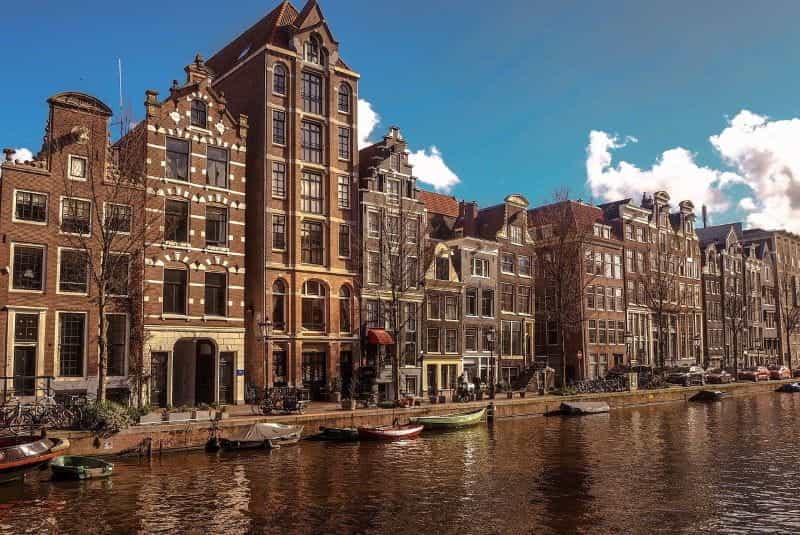 Tanggul yang indah di ibu kota Belanda, Amsterdam.
