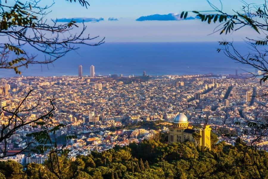 Kota Barcelona dan lautan.
