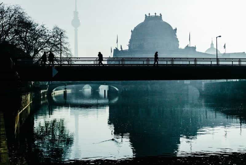 Bagian dari ibu kota Jerman, Pulau Museum Berlin, dengan ikon Fernsehturm (Menara TV) yang terletak di Alexanderplatz sebagai latar belakang.