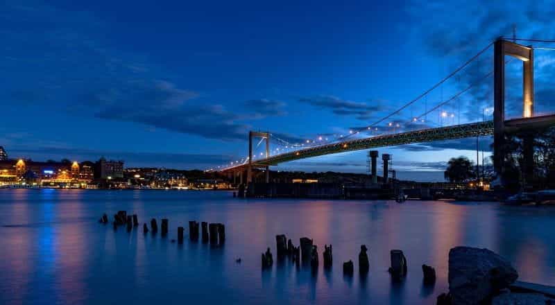 Salah satu jembatan utama kota Gothenburg di Swedia saat matahari terbenam, saat kegelapan mulai turun di atas kota yang terang benderang.