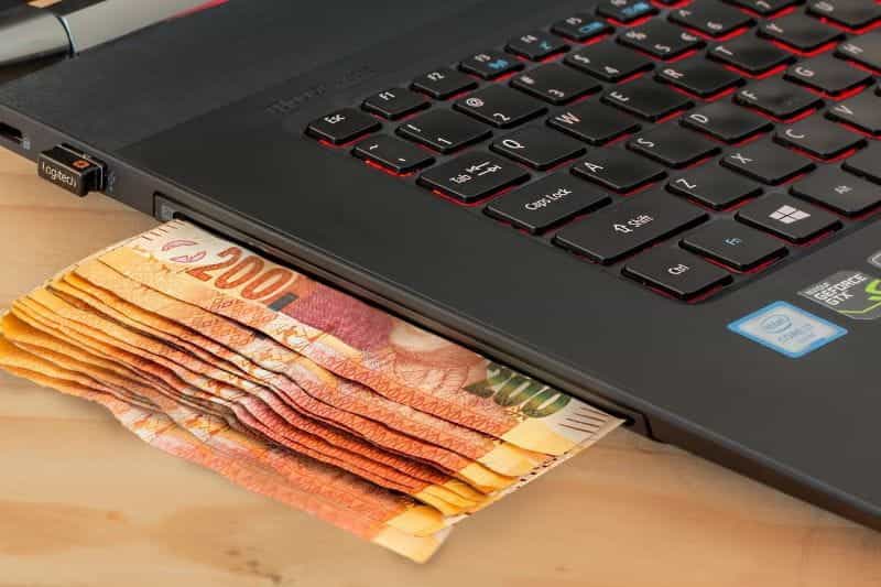 Laptop dan uang tunai.