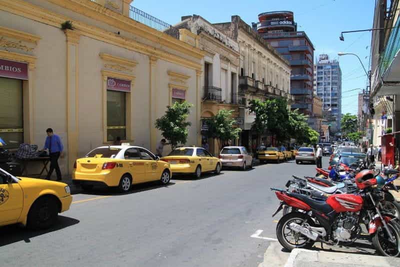 Jalan perkotaan di Asunción, Paraguay.
